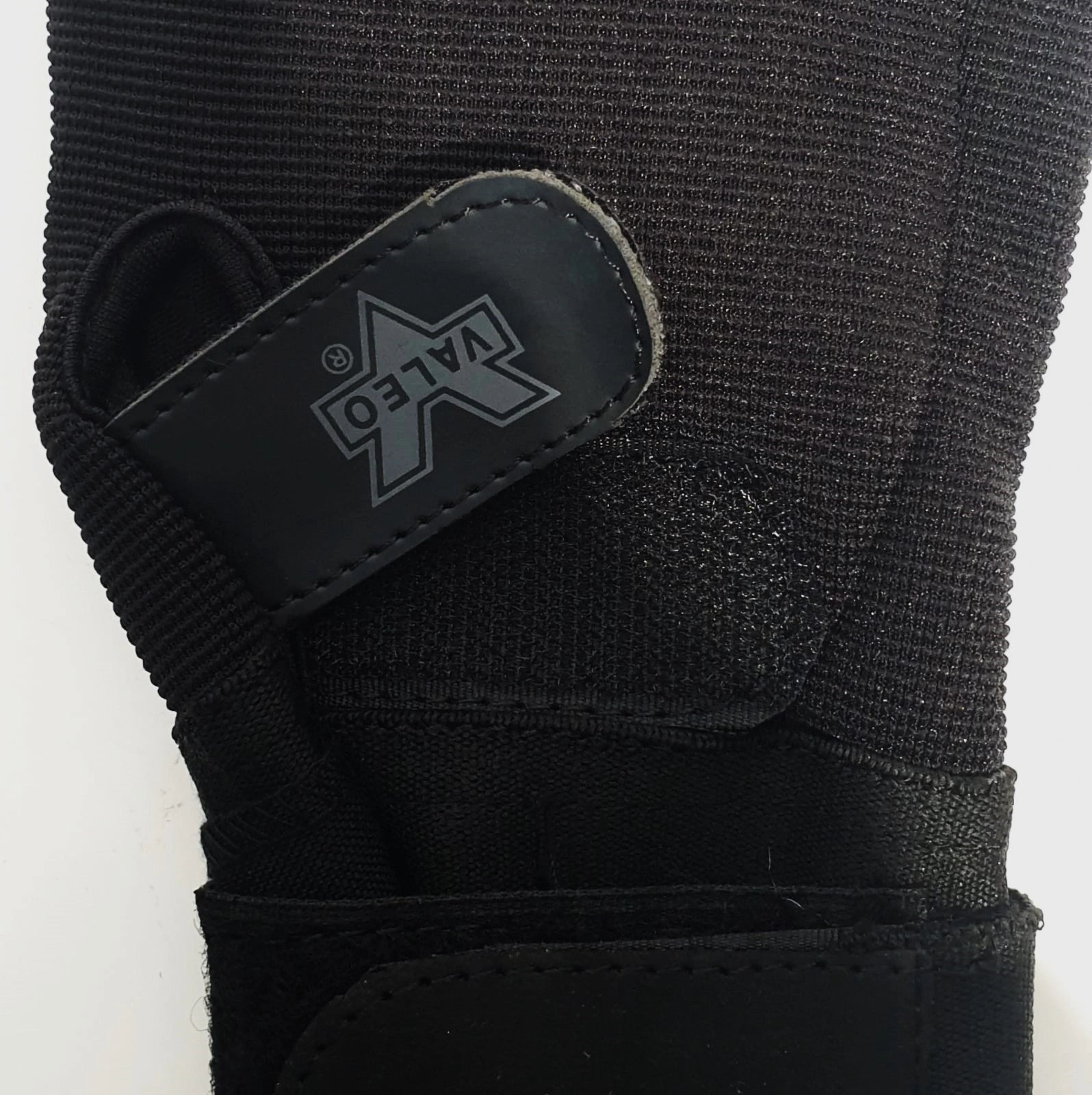 Jackal Gym Gloves – Lightweight Training Gloves for Weightlifting, Fitness & Gym Workouts